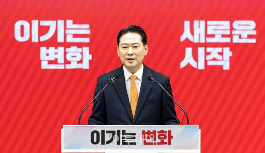 장동혁 국민의힘 대표가 7일 서울 여의도 중앙당사에서 열린 긴급기자회견에서 당 쇄신안을 발표하며 12.3 비상계엄에 대해 사과하고 있다. 조현호 기자 hyunho@