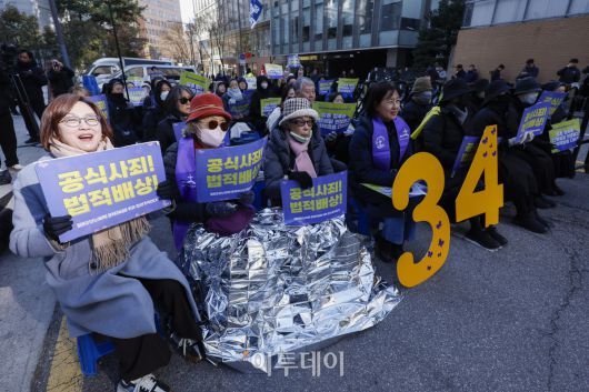 정의기억연대 활동가들과 참가자들이 7일 서울 종로구 구 주한일본대사관 앞에서 열린 1734차 일본군성노예제 문제해결을 위한 정기 수요시위에서 구호를 외치고 있다. 한편 서울시는 이날 오후 9시부터 서울 동북권과 서북권에 한파주의보를 발효한다. 이번 한파주의보는 서울 동북권(도봉구·노원구·강북구·성북구·동대문구·중랑구·성동구·광진구)과 서북권(은평구·종로구·마포구·서대문구·중구·용산구) 14개 자치구에 발효된다. 한파주의보 발효에 따라 서울시와 14개 자치구는 한파 종합지원상황실을 가동하고 24시간 비상근무에 돌입한다. 조현호 기자 hyunho@