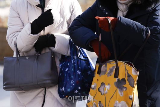 서울시가 서울 동북권과 서북권에 한파주의보 발효를 예고한 7일 서울 종로구 광화문광장 일대에서 두꺼운 외투와 방한용품으로 무장한 시민들이 발걸음을 옮기고 있다. 이날 서울시는 오후 9시부터 서울 동북권과 서북권에 한파주의보를 발효한다고 밝혔다. 이번 한파주의보는 서울 동북권(도봉구·노원구·강북구·성북구·동대문구·중랑구·성동구·광진구)과 서북권(은평구·종로구·마포구·서대문구·중구·용산구) 14개 자치구에 발효된다. 조현호 기자 hyunho@