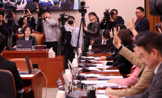 7일 서울 여의도 국회에서 열린 법제사법위원회 전체회의에서 야당 의원들이 법안 상정 관련 찬반 거수 표결을 하고 있다. 고이란 기자 photoeran@