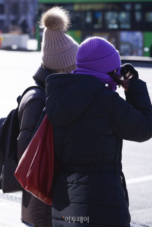 서울시가 서울 동북권과 서북권에 한파주의보 발효를 예고한 7일 서울 종로구 광화문광장 일대에서 두꺼운 외투와 방한용품으로 무장한 시민들이 발걸음을 옮기고 있다. 이날 서울시는 오후 9시부터 서울 동북권과 서북권에 한파주의보를 발효한다고 밝혔다. 이번 한파주의보는 서울 동북권(도봉구·노원구·강북구·성북구·동대문구·중랑구·성동구·광진구)과 서북권(은평구·종로구·마포구·서대문구·중구·용산구) 14개 자치구에 발효된다. 조현호 기자 hyunho@