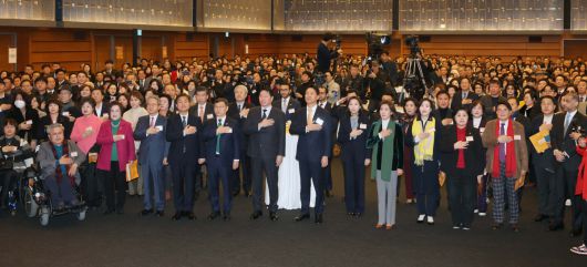 오세훈 서울시장과 최태원 대한상공회의소 회장 등이 7일 서울 중구 대한상의에서 열린 ‘2026 서울시 신년인사회’에서 국민의례를 하고 있다. 신태현 기자 holjjak@