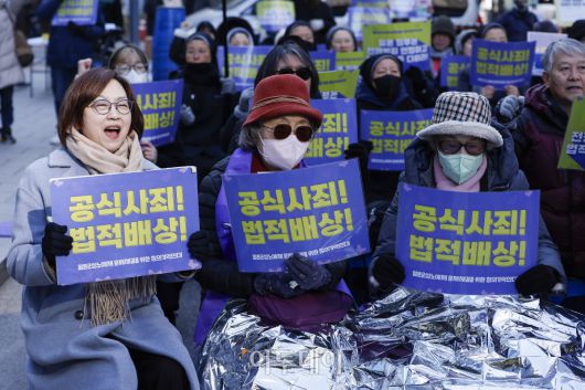 정의기억연대 활동가들과 참가자들이 7일 서울 종로구 구 주한일본대사관 앞에서 열린 1734차 일본군성노예제 문제해결을 위한 정기 수요시위에서 구호를 외치고 있다. 한편 서울시는 이날 오후 9시부터 서울 동북권과 서북권에 한파주의보를 발효한다. 이번 한파주의보는 서울 동북권(도봉구·노원구·강북구·성북구·동대문구·중랑구·성동구·광진구)과 서북권(은평구·종로구·마포구·서대문구·중구·용산구) 14개 자치구에 발효된다. 한파주의보 발효에 따라 서울시와 14개 자치구는 한파 종합지원상황실을 가동하고 24시간 비상근무에 돌입한다. 조현호 기자 hyunho@