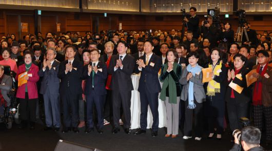 오세훈 서울시장과 최태원 대한상공회의소 회장 등이 7일 서울 중구 대한상의에서 열린 ‘2026 서울시 신년인사회’에서 박수를 치고 있다. 신태현 기자 holjjak@