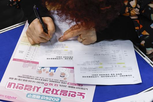 한 구직자가 노인일자리 신청서를 작성하고 있다. 조현호 기자 hyunho@