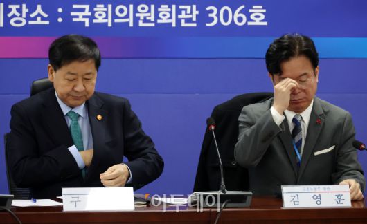 구윤철(왼쪽) 경제부총리 겸 재정경제부 장관과 김영훈 고용노동부 장관이 7일 서울 여의도 국회 의원회관에서 열린 2026년 경제성장전략 당정협의에 참석하고 있다. 고이란 기자 photoeran@