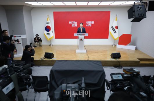 장동혁 국민의힘 대표가 7일 서울 여의도 중앙당사에서 열린 긴급기자회견에서 당 쇄신안을 발표하며 12.3 비상계엄에 대해 사과하고 있다. 조현호 기자 hyunho@