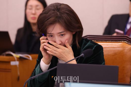 나경원 국민의힘 의원이 7일 서울 여의도 국회에서 열린 법제사법위원회 전체회의에서 통화를 하고 있다. 고이란 기자 photoeran@