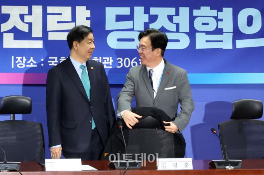 구윤철(왼쪽) 경제부총리 겸 재정경제부 장관과 김영훈 고용노동부 장관이 7일 서울 여의도 국회 의원회관에서 열린 2026년 경제성장전략 당정협의에서 대화하고 있다. 고이란 기자 photoeran@