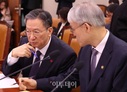 정성호(왼쪽) 법무부 장관과 천대엽 법원행정처장이 7일 서울 여의도 국회에서 열린 법제사법위원회 전체회의에서 대화하고 있다. 고이란 기자 photoeran@