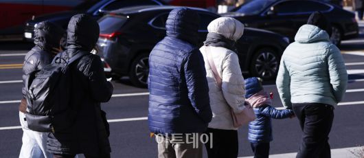 서울시가 서울 동북권과 서북권에 한파주의보 발효를 예고한 7일 서울 종로구 광화문광장 일대에서 두꺼운 외투와 방한용품으로 무장한 시민들이 발걸음을 옮기고 있다. 이날 서울시는 오후 9시부터 서울 동북권과 서북권에 한파주의보를 발효한다고 밝혔다. 이번 한파주의보는 서울 동북권(도봉구·노원구·강북구·성북구·동대문구·중랑구·성동구·광진구)과 서북권(은평구·종로구·마포구·서대문구·중구·용산구) 14개 자치구에 발효된다. 조현호 기자 hyunho@