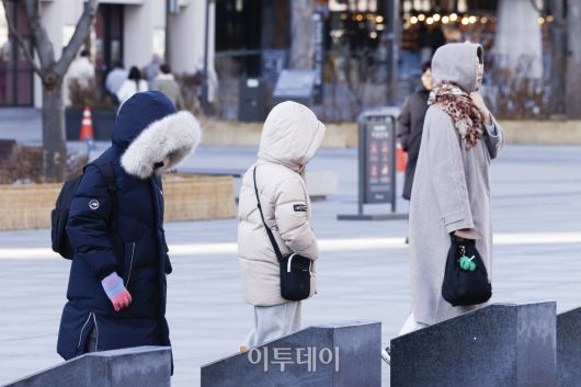 서울시가 서울 동북권과 서북권에 한파주의보 발효를 예고한 7일 서울 종로구 광화문광장 일대에서 두꺼운 외투와 방한용품으로 무장한 시민들이 발걸음을 옮기고 있다. 이날 서울시는 오후 9시부터 서울 동북권과 서북권에 한파주의보를 발효한다고 밝혔다. 이번 한파주의보는 서울 동북권(도봉구·노원구·강북구·성북구·동대문구·중랑구·성동구·광진구)과 서북권(은평구·종로구·마포구·서대문구·중구·용산구) 14개 자치구에 발효된다. 조현호 기자 hyunho@