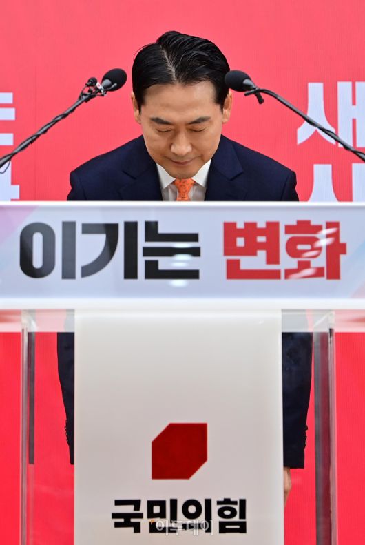 장동혁 국민의힘 대표가 7일 서울 여의도 중앙당사에서 열린 긴급기자회견에서 당 쇄신안 등 발표에 앞서 고개 숙여 인사를 하고 있다. 조현호 기자 hyunho@