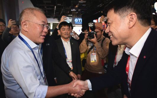 정의선 현대자동차그룹 회장이 6일(현지시간) 미국 라스베이거스컨벤션센터(LVCC) LG전자 부스에서 류재철 LG전자 사장과 인사하고있다.