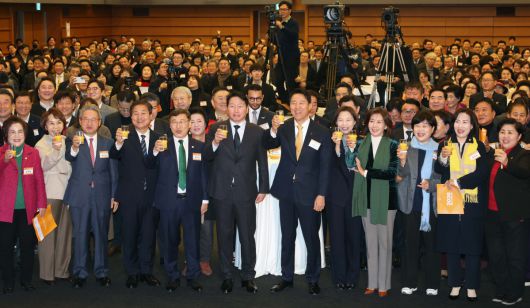 오세훈 서울시장과 최태원 대한상공회의소 회장 등이 7일 서울 중구 대한상의에서 열린 ‘2026 서울시 신년인사회’에서 건배하고 있다. 신태현 기자 holjjak@