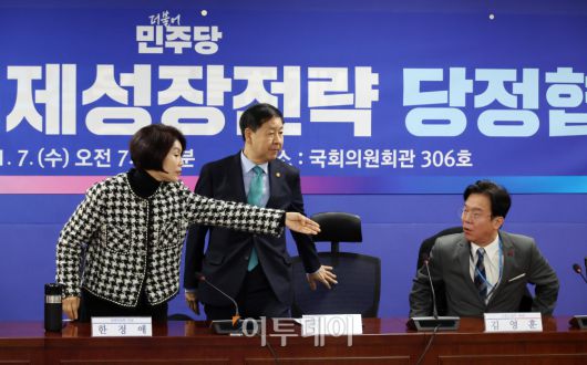 한정애(왼쪽부터) 더불어민주당 정책위의장, 구윤철 경제부총리 겸 재정경제부 장관, 김영훈 고용노동부 장관이 7일 서울 여의도 국회 의원회관에서 열린 2026년 경제성장전략 당정협의에 참석하고 있다. 고이란 기자 photoeran@