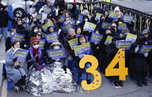정의기억연대 활동가들과 참가자들이 7일 서울 종로구 구 주한일본대사관 앞에서 1734차 일본군성노예제 문제해결을 위한 정기 수요시위를 하고 있다. 한편 서울시는 이날 오후 9시부터 서울 동북권과 서북권에 한파주의보를 발효한다. 이번 한파주의보는 서울 동북권(도봉구·노원구·강북구·성북구·동대문구·중랑구·성동구·광진구)과 서북권(은평구·종로구·마포구·서대문구·중구·용산구) 14개 자치구에 발효된다. 한파주의보 발효에 따라 서울시와 14개 자치구는 한파 종합지원상황실을 가동하고 24시간 비상근무에 돌입한다. 조현호 기자 hyunho@