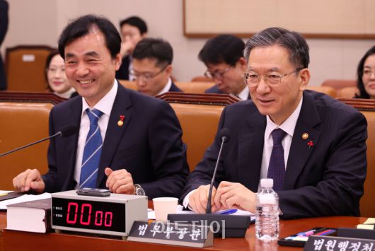 정성호(오른쪽) 법무부 장관과 안규백 국방부 장관이 7일 서울 여의도 국회에서 열린 법제사법위원회 전체회의에 참석하고 있다. 고이란 기자 photoeran@