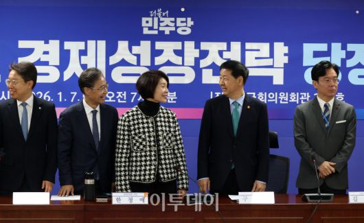 한정애(가운데부터) 더불어민주당 정책위의장, 구윤철 경제부총리 겸 재정경제부 장관, 김영훈 고용노동부 장관이 7일 서울 여의도 국회 의원회관에서 열린 2026년 경제성장전략 당정협의에 참석하고 있다. 고이란 기자 photoeran@