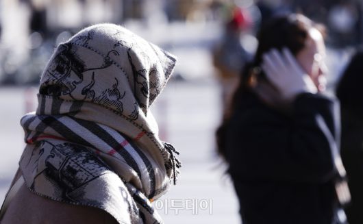 서울시가 서울 동북권과 서북권에 한파주의보 발효를 예고한 7일 서울 종로구 광화문광장 일대에서 두꺼운 외투와 방한용품으로 무장한 시민들이 발걸음을 옮기고 있다. 이날 서울시는 오후 9시부터 서울 동북권과 서북권에 한파주의보를 발효한다고 밝혔다. 이번 한파주의보는 서울 동북권(도봉구·노원구·강북구·성북구·동대문구·중랑구·성동구·광진구)과 서북권(은평구·종로구·마포구·서대문구·중구·용산구) 14개 자치구에 발효된다. 조현호 기자 hyunho@