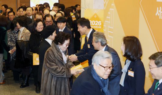 오세훈 서울시장이 7일 서울 중구 대한상의에서 열린 ‘2026 서울시 신년인사회’에서 내빈들과 인사하고 있다. 신태현 기자 holjjak@