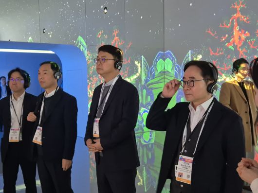 장덕현 삼성전기 사장 및 주요 경영진이 6일(현지시간) 미국 라스베이거스 윈 호텔에 마련된 삼성전자 전시관을 둘러 보고 있다.