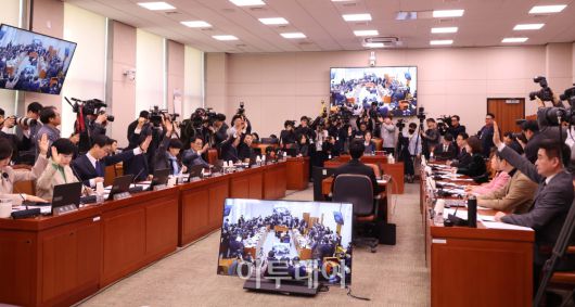 7일 서울 여의도 국회에서 열린 법제사법위원회 전체회의에서 여야 의원들이 법안 상정 관련 찬반 거수 표결을 하고 있다. 고이란 기자 photoeran@