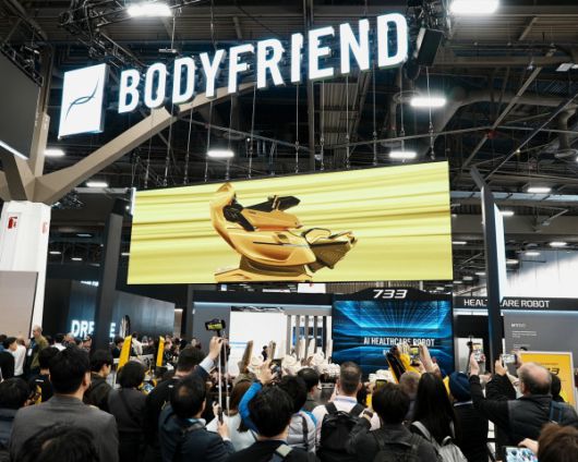 7일(현지시간) 미국 라스베이거스에서 열린 세계 최대 가전·정보기술(IT) 전시회 'CES 2026'의 바디프랜드 부스에서 ‘733 댄스 퍼포먼스’ 세션을 보기 위해 참관객들이 몰려 있다.