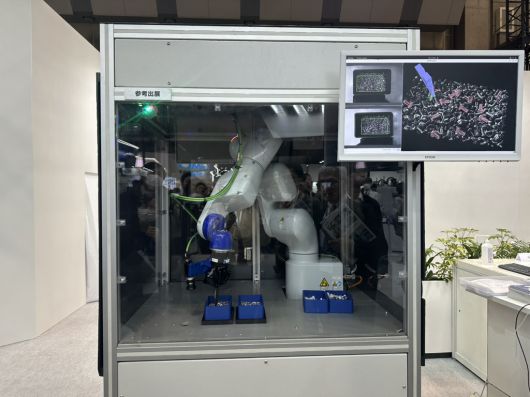 엡손이 지난해 12월 3~6일 일본 도쿄 빅사이트에서 개최되는 국제로봇전시회(iREX2025)에 참가해 ‘AI 비전(PoC)’으로 데모를 보여줬다. 엡손은 고가의 3D 카메라 없이도 두 대의 2D 카메라와 AI 기술을 결합해 입체 인식이 가능한 비전 솔루션을 선보이며, 로봇 자동화 현장의 비용 부담을 낮추는 방향성을 제시했다.