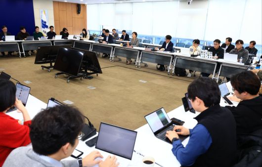 송미령 농림축산식품부 장관이 12일 정부세종청사에서 출입기자단 대상 정례 간담회를 진행하고 있다.