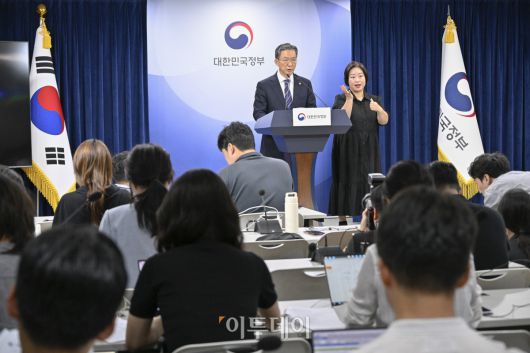 정성호 법무부 장관이 지난해 8월 11일 서울 종로구 정부 서울청사에서 이재명 정부 출범 이후 첫 특별사면인 ‘2025년 광복절 특별사면 대상자’를 발표하고 있다.