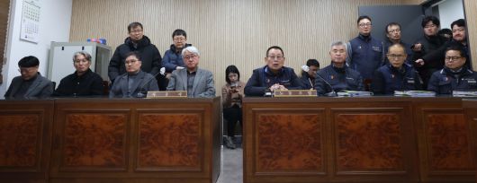 서울시버스노동조합(서울버스노조)이 예고한 파업이 하루 앞으로 다가온 12일 서울지방노동위원회에서 열린 특별조정위원회 사후 조정회의에서 박점곤 서울시버스노동조합 위원장이 발언하고 있다. 신태현 기자 holjjak@