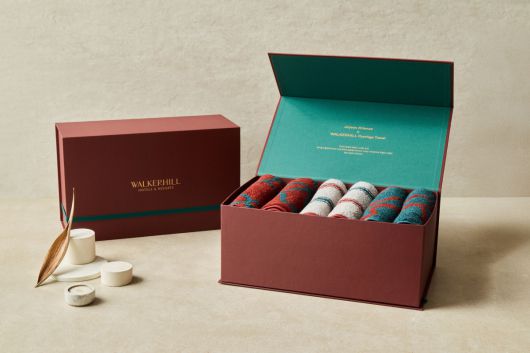 글로벌 아티스트 제이슨 아티엔자와 협업한 ‘워커힐 프레스티지 타월 세트’