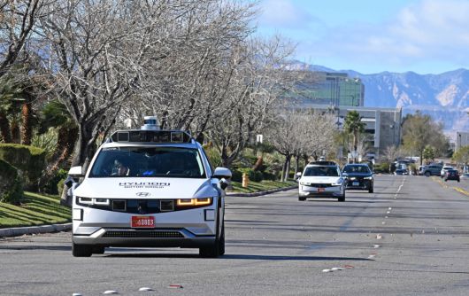 현대차 모셔널 로보택시가 달리고 있다.