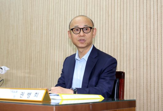 서울시버스노동조합(서울버스노조)이 예고한 파업이 하루 앞으로 다가온 12일 서울지방노동위원회에서 열린 특별조정위원회 사후 조정회의에서 권병희 서울지방노동위원회 위원장이 발언하고 있다. 신태현 기자 holjjak@