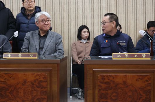 서울시버스노동조합(서울버스노조)이 예고한 파업이 하루 앞으로 다가온 12일 서울지방노동위원회에서 열린 특별조정위원회 사후 조정회의에서 김정환(왼쪽) 서울시버스운송사업조합 이사장과 박점곤 서울시버스노동조합 위원장이 대화하고 있다. 신태현 기자 holjjak@