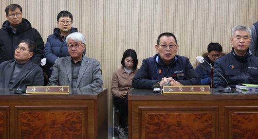 서울시버스노동조합(서울버스노조)이 예고한 파업이 하루 앞으로 다가온 12일 서울지방노동위원회에서 열린 특별조정위원회 사후 조정회의에서 박점곤 서울시버스노동조합 위원장이 발언하고 있다. 신태현 기자 holjjak@