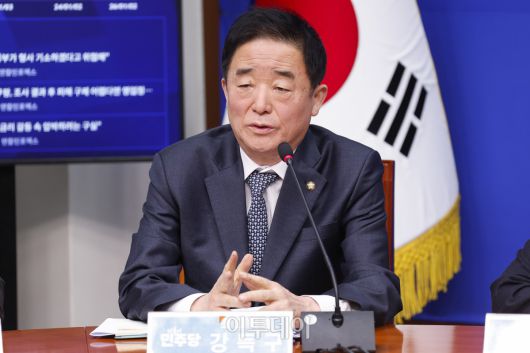 강득구 더불어민주당 신임 최고위원이 12일 서울 여의도 국회에서 열린 더불어민주당 최고위원회의에서 발언하고 있다. 조현호 기자 hyunho@