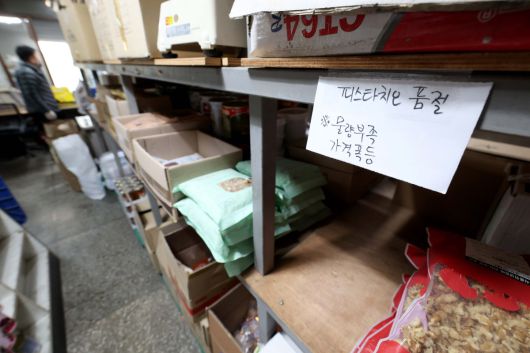 ‘두바이 쫀득 쿠키(두쫀쿠)’ 품절 대란이 이어지자 제과점이나 카페를 운영하는 자영업자들이 앞다퉈 두쫀쿠 판매에 뛰어들어 특수를 누리는 가운데 피스타치오 등 원재료 수급난이 심화되고 있다. 12일 서울의 한 제과재료 도매상에 피스타치오 품절 안내문이 게시돼 있다. 업계 관계자는 “물건(피스타치오)을 구할수 없는데다 지난해 가을 1kg당 4만원선 이었던 판매가가 9만원대 까지 치솟았다”고 설명했다. 한 대형마트는 올해 들어 피스타치오 가격을 20% 인상했다. 원재료 가격 상승과 원·달러 환율 상승 때문이라고 마트 측은 설명했다. 미국산 피스타치오(껍데기를 깐 알맹이) 국제 시세는 현재 파운드당 약 12달러로 1년 전(8달러 안팎)의 1.5배 수준이다. 신태현 기자 holjjak@