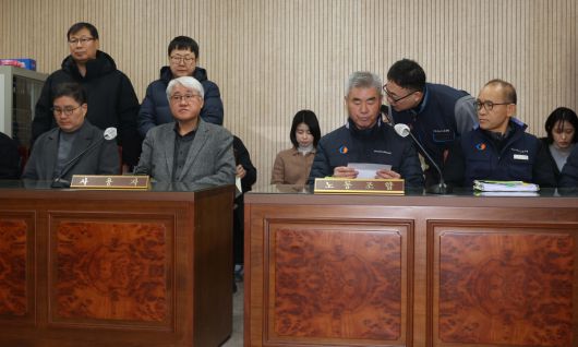 서울시버스노동조합(서울버스노조)이 예고한 파업이 하루 앞으로 다가온 12일 서울지방노동위원회에서 열린 특별조정위원회 사후 조정회의에서 정정화 서울시버스노조 중앙노사교섭위원장이 관계자와 대화하고 있다. 신태현 기자 holjjak@