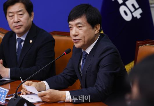 이성윤 더불어민주당 신임 최고위원이 12일 서울 여의도 국회에서 열린 더불어민주당 최고위원회의에서 발언하고 있다. 조현호 기자 hyunho@
