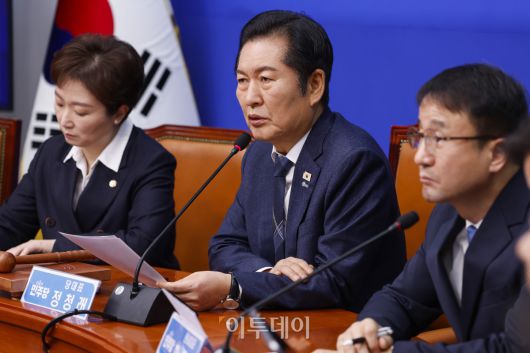 정청래 더불어민주당 대표가 12일 서울 여의도 국회에서 열린 더불어민주당 최고위원회의에서 발언하고 있다. 조현호 기자 hyunho@