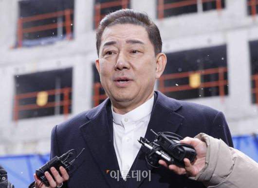 공천헌금 수수 등 각종 비위 의혹을 받는 더불어민주당 김병기 의원이 12일 서울 여의도 중앙당사에서 열린 윤리심판원 회의에 출석하고 있다. 조현호 기자 hyunho@