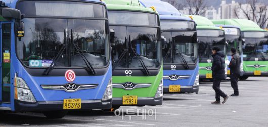 서울 버스노조가 13일 첫차부터 총파업을 예고한 가운데 12일 서울 은평구 진관공영차고지에 시내버스들이 줄지어 세워져 있다. 서울지방노동위원회는 이날 오후 3시 전국자동차노동조합연맹 서울시버스노동조합의 노동쟁의와 관련한 특별조정위원회 사후 조정회의를 연다. 노사는 지난해부터 임금·단체협약(임단협) 교섭을 이어왔으나, 최근까지 수차례 실무 협상에서도 이견을 좁히지 못한 상태다. 조현호 기자 hyunho@