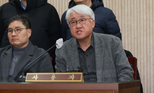 서울시버스노동조합(서울버스노조)이 예고한 파업이 하루 앞으로 다가온 12일 서울지방노동위원회에서 열린 특별조정위원회 사후 조정회의에서 김정환 서울시버스운송사업조합 이사장이 발언하고 있다. 신태현 기자 holjjak@