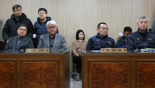 서울시버스노동조합(서울버스노조)이 예고한 파업이 하루 앞으로 다가온 12일 서울지방노동위원회에서 열린 특별조정위원회 사후 조정회의에서 김정환(왼쪽) 서울시버스운송사업조합 이사장과 박점곤 서울시버스노동조합 위원장이 잠시 생각에 잠겨있다. 신태현 기자 holjjak@