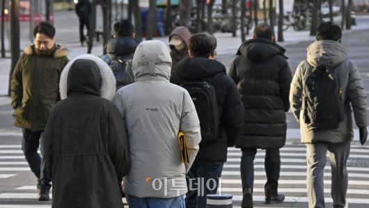 [오늘 날씨] '체감온도 영하 15도' 올겨울 최강 추위…월요일 출근길 '꽁꽁', 출근길 ‘블랙아이스’ 비상…강원·수도권 중심 한파특보, 서해안·산지 강풍까지 겹쳐