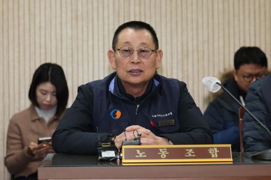 서울시버스노동조합(서울버스노조)이 예고한 파업이 하루 앞으로 다가온 12일 서울지방노동위원회에서 열린 특별조정위원회 사후 조정회의에서 박점곤 서울시버스노동조합 위원장이 발언하고 있다. 신태현 기자 holjjak@