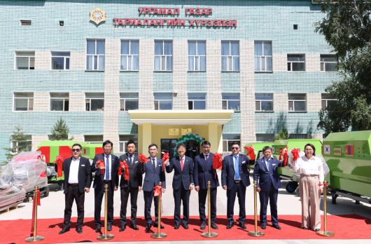 농촌진흥청은 2025년 7월 1일 몽골 다르항 지역 식물농업과학원에서 'KOPIA 몽골 축산 선진화 비전 출범식'을 개최하고 한국형 축산 기술의 현지 확산 및 동물약품 수출 기반을 공식 출범시켰다. 사진은 양국 주요 인사들이 기념촬영 하고 있다.