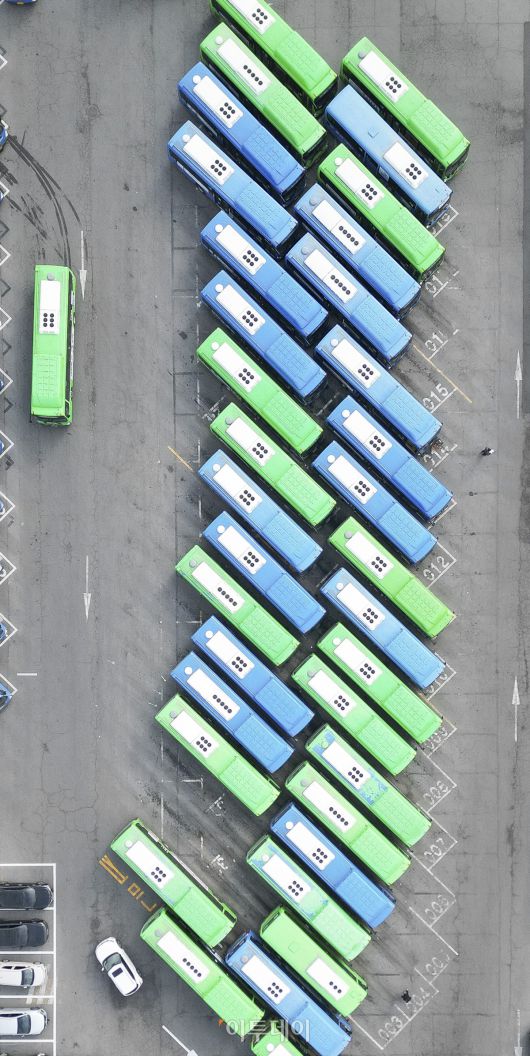 서울 버스노조가 13일 첫차부터 총파업을 예고한 가운데 12일 서울 은평구 진관공영차고지에 시내버스들이 줄지어 세워져 있다. 서울지방노동위원회는 이날 오후 3시 전국자동차노동조합연맹 서울시버스노동조합의 노동쟁의와 관련한 특별조정위원회 사후 조정회의를 연다. 노사는 지난해부터 임금·단체협약(임단협) 교섭을 이어왔으나, 최근까지 수차례 실무 협상에서도 이견을 좁히지 못한 상태다. 조현호 기자 hyunho@